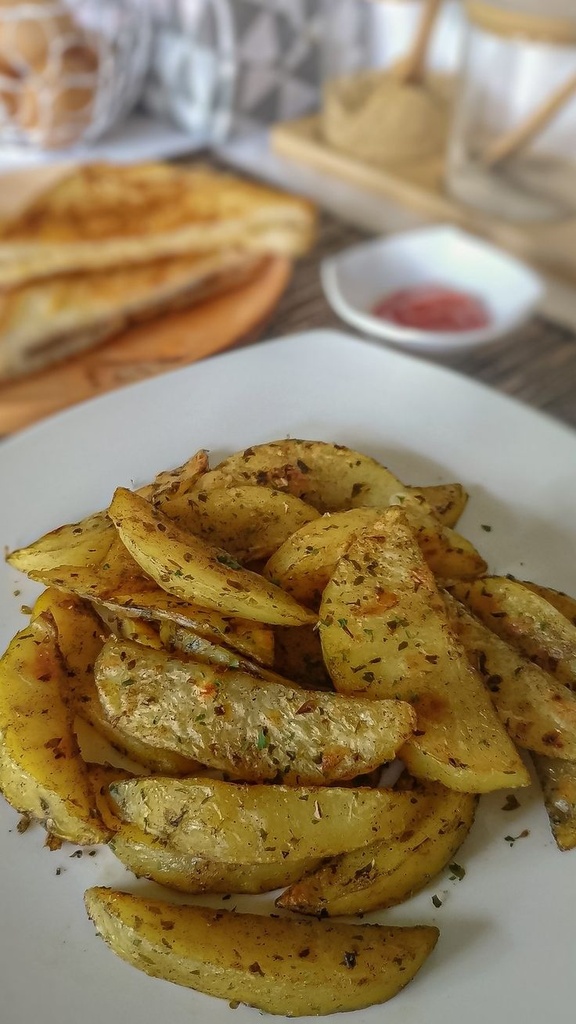 Potato Wedges بطاطا ويدجز