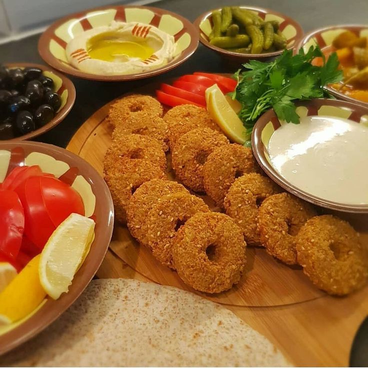 كرات الفلافل المقرمشة مع صوص الطحينة falafel