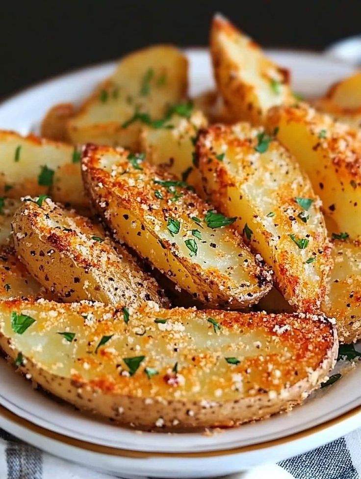 بطاطا مشوية مع الأعشاب وجبن الشيدر  Roasted potatoes